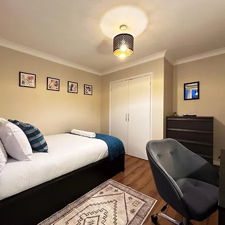Apartment Betty's Place In Tower Hill - 2 Double Beds, Max 4 People, Great Location In *