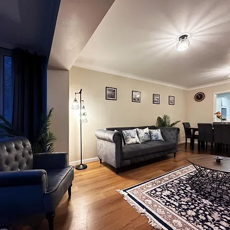 Betty's Place In Tower Hill - 2 Double Beds, Max 4 People, Great Location In Apartment