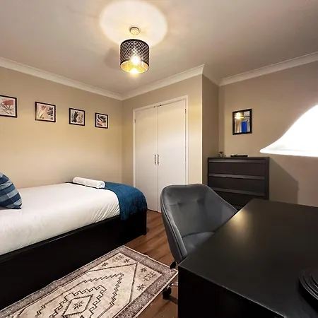 Betty's Place In Tower Hill - 2 Double Beds, Max 4 People, Great Location In Apartment *
