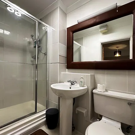 Apartment Betty's Place In Tower Hill - 2 Double Beds, Max 4 People, Great Location In