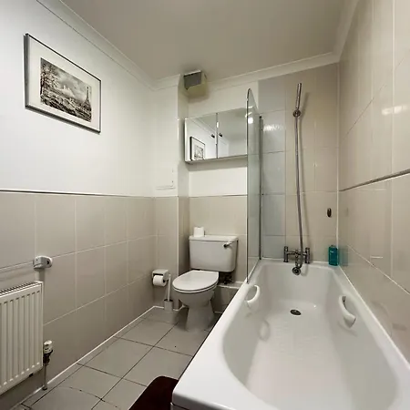 Apartment Betty's Place In Tower Hill - 2 Double Beds, Max 4 People, Great Location In London