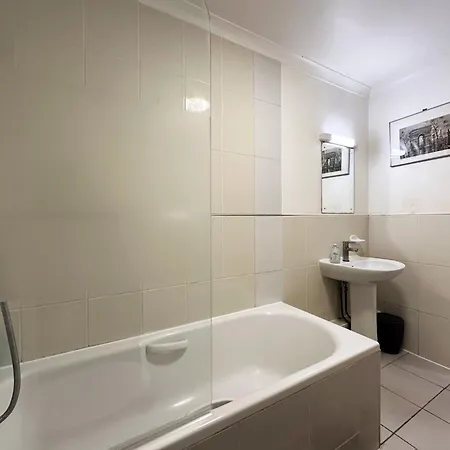 Betty's Place In Tower Hill - 2 Double Beds, Max 4 People, Great Location In *