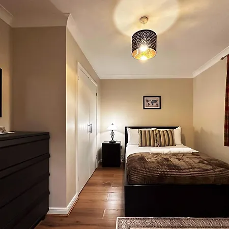 Betty's Place In Tower Hill - 2 Double Beds, Max 4 People, Great Location In Apartment *