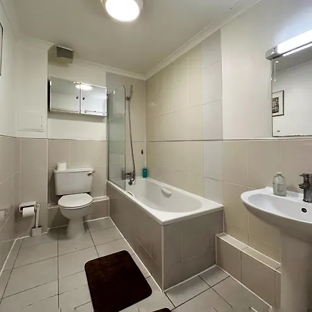 Betty's Place In Tower Hill - 2 Double Beds, Max 4 People, Great Location In Apartment