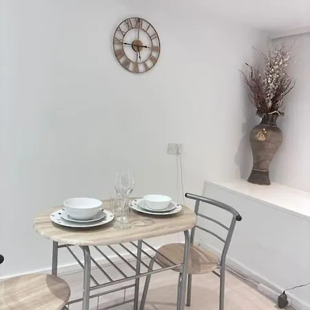 Cosy In Quiet Location London