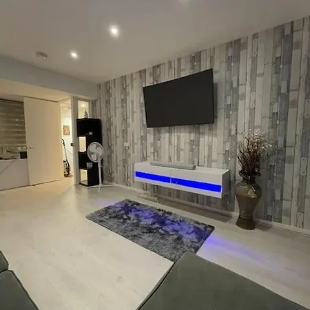 Cosy In Quiet Location * London