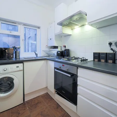 F1 Cozy 2 Bed Flat Opposite Olympia Sleeps 5 People *