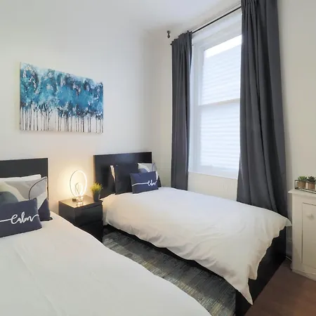 Apartment F1 Cozy 2 Bed Flat Opposite Olympia Sleeps 5 People