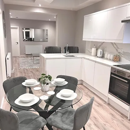 Luxury Two Bedroom Garden Flat Palmers Green