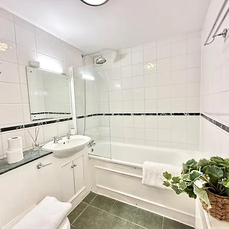 Central Beautiful Two Bedroom Apartment London