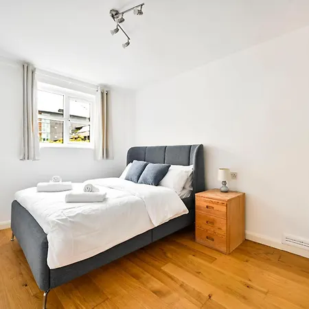 Cozy Corner Near Tower Bridge *