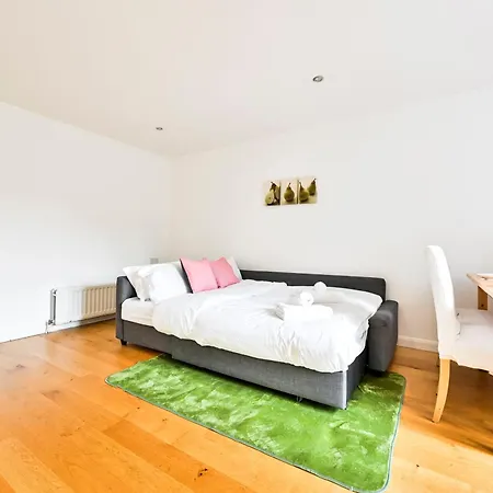 Cozy Corner Near Tower Bridge Apartment