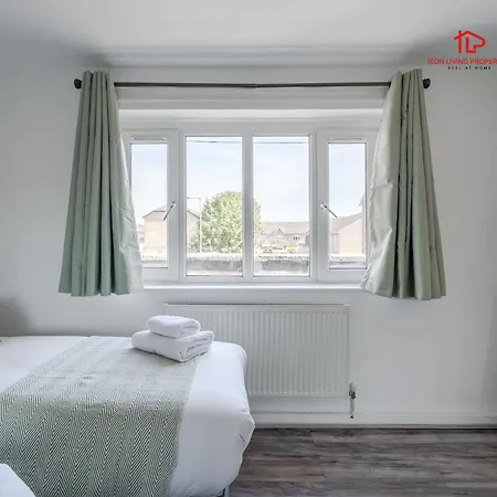 Spacious 1 Bed Flat For Contractors Leisure And Relocation Guests By Icon Living Short Lets And Serviced