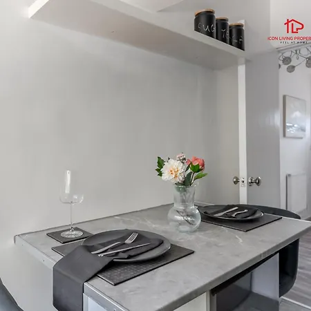 Spacious 1 Bed Flat For Contractors Leisure And Relocation Guests By Icon Living Short Lets And Serviced Apartmán *