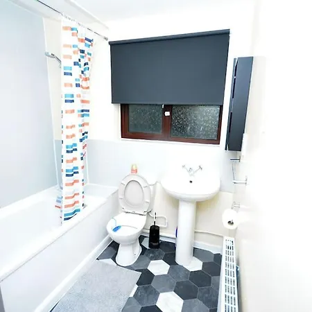 Spacious 3 Bedroom House In Beckton *