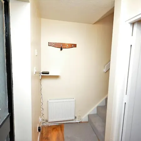 Spacious 3 Bedroom House In Beckton London