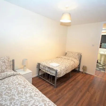 Spacious 3 Bedroom House In Beckton Holiday home London