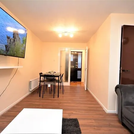 Spacious 3 Bedroom House In Beckton London