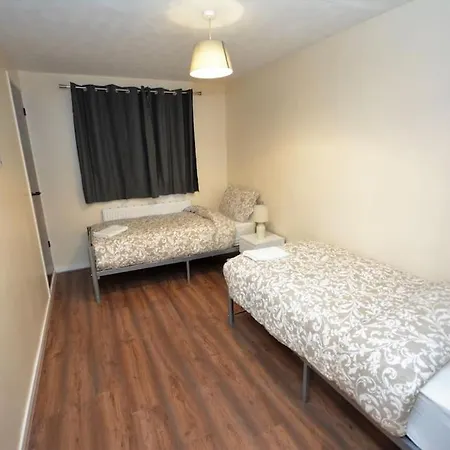 Spacious 3 Bedroom House In Beckton