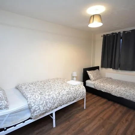 Spacious 3 Bedroom House In Beckton London