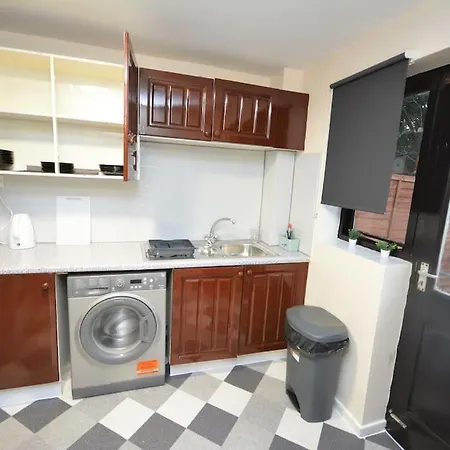 Spacious 3 Bedroom House In Beckton * London