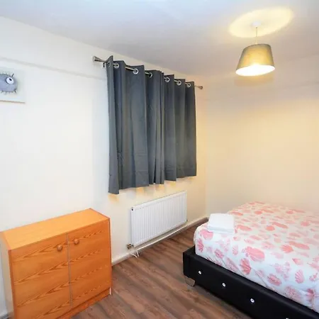 Holiday home Spacious 3 Bedroom House In Beckton *