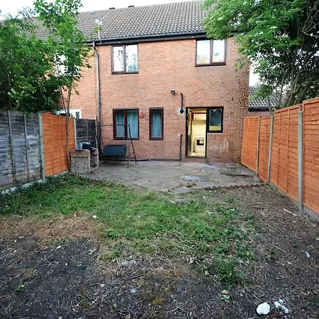 Spacious 3 Bedroom House In Beckton * London