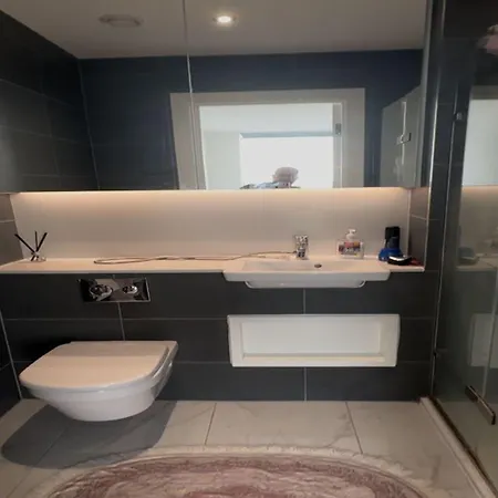 Stunning 2-bedroom Flat With Park View Apartment *