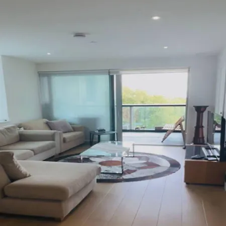 Stunning 2-bedroom Flat With Park View London