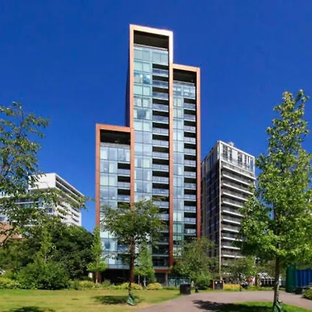 Stunning 2-bedroom Flat With Park View Apartment *