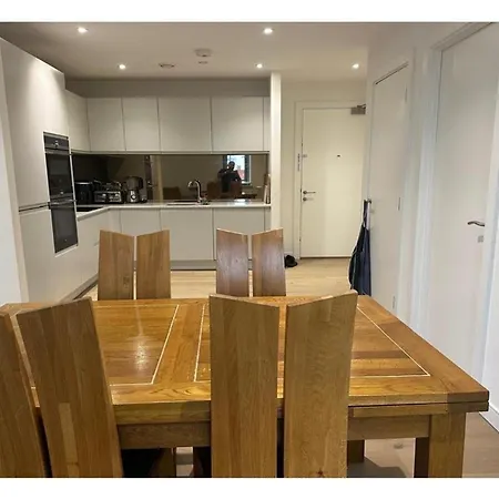 Apartment Stunning 2-bedroom Flat With Park View *