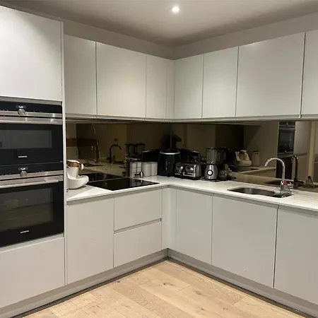 Stunning 2-bedroom Flat With Park View Apartment London