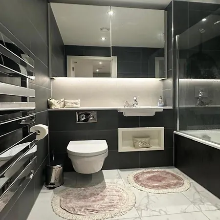 Apartment Stunning 2-bedroom Flat With Park View London