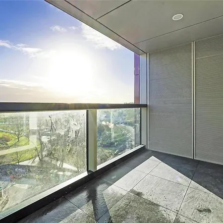 Apartment Stunning 2-bedroom Flat With Park View