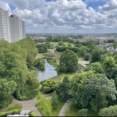 Apartment Stunning 2-bedroom Flat With Park View *