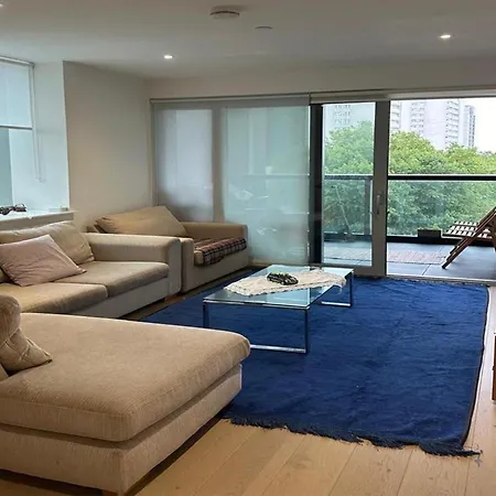 Stunning 2-bedroom Flat With Park View Apartment
