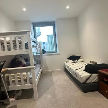Apartment Stunning 2-bedroom Flat With Park View