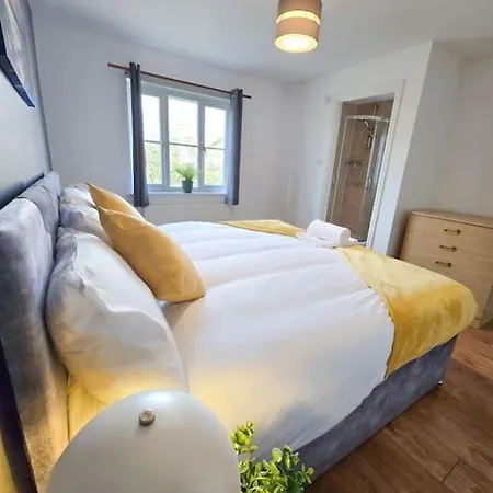 Stylish 3-bedroom Home, Free Parking, Location For Business & Leisure *