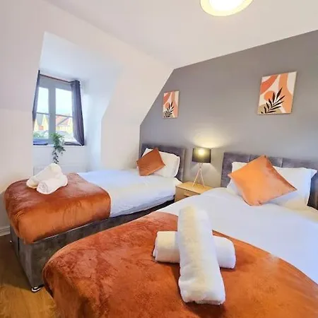 Stylish 3-bedroom Home, Free Parking, Location For Business & Leisure Apartment Romford