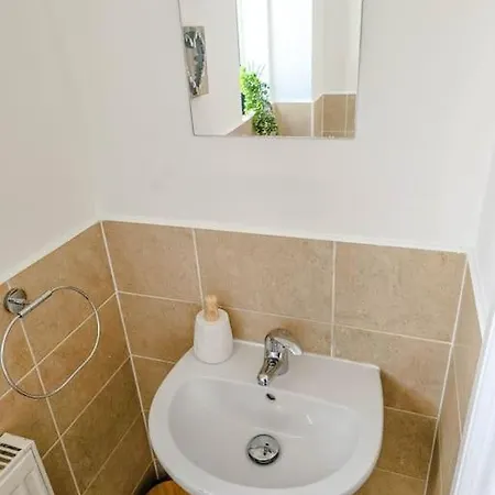 Stylish 3-bedroom Home, Free Parking, Location For Business & Leisure Romford