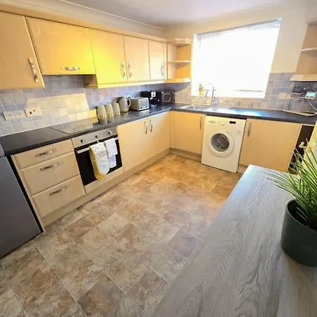 Apartment Stylish 3-bedroom Home, Free Parking, Location For Business & Leisure *