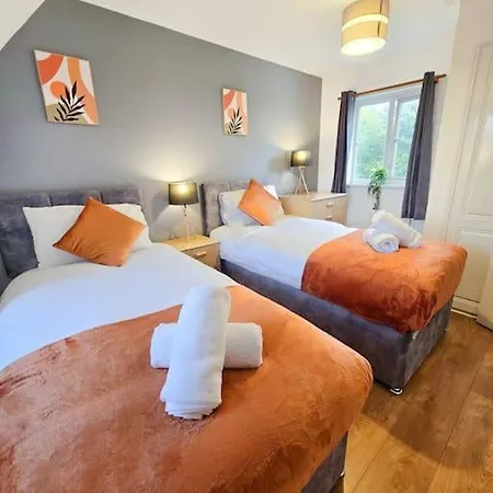 Apartment Stylish 3-bedroom Home, Free Parking, Location For Business & Leisure Romford