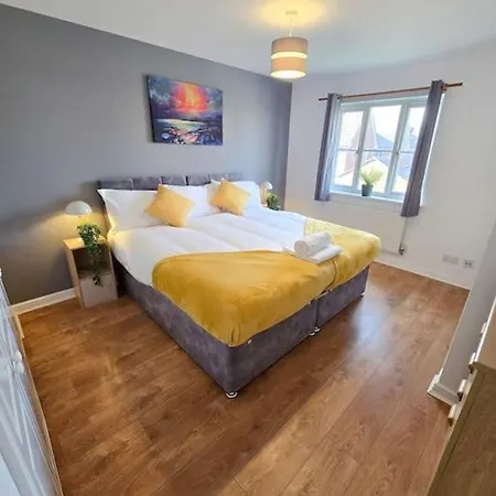 Apartment Stylish 3-bedroom Home, Free Parking, Location For Business & Leisure