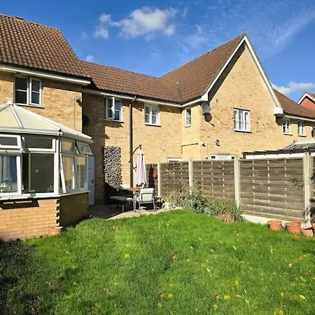 Apartment Stylish 3-bedroom Home, Free Parking, Location For Business & Leisure *