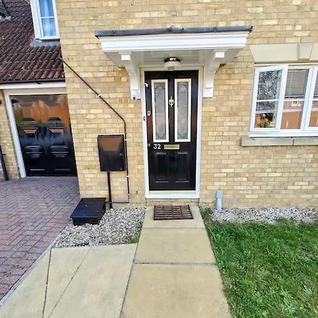 Stylish 3-bedroom Home, Free Parking, Location For Business & Leisure Romford