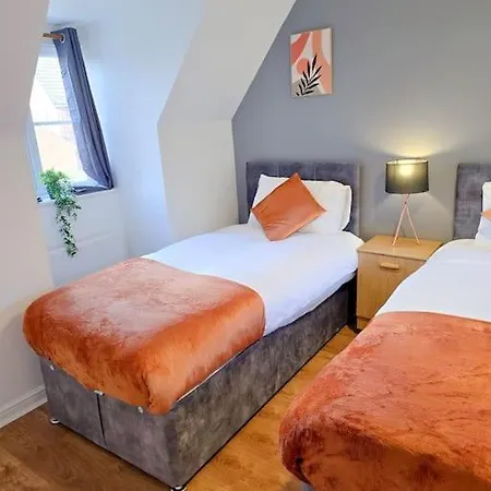 Apartment Stylish 3-bedroom Home, Free Parking, Location For Business & Leisure