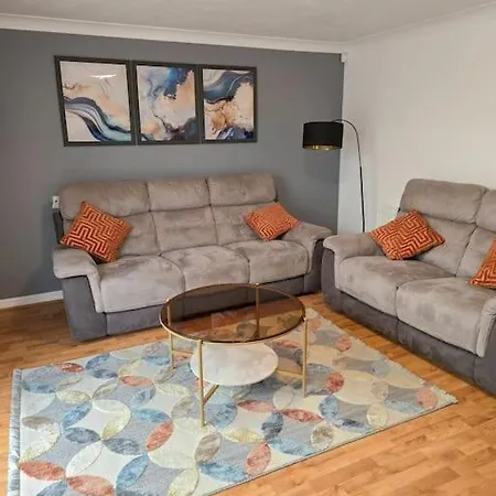Stylish 3-bedroom Home, Free Parking, Location For Business & Leisure * Romford