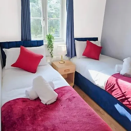 Stylish 3-bedroom Home, Free Parking, Location For Business & Leisure Apartment Romford