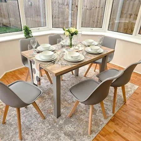Stylish 3-bedroom Home, Free Parking, Location For Business & Leisure Apartment *