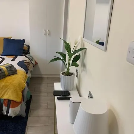 Private Ground Floor Studio In Dartford Da1 Free Parking Tfl Zone 6 Apartment *